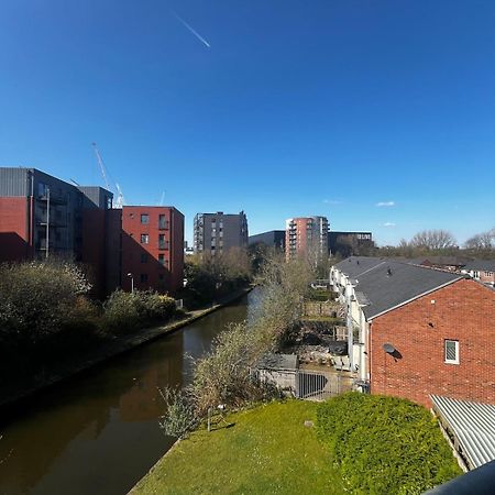 Serene 2-Bed Flat With Canal Views - Coop Live & Ethiad Manchester Luaran gambar