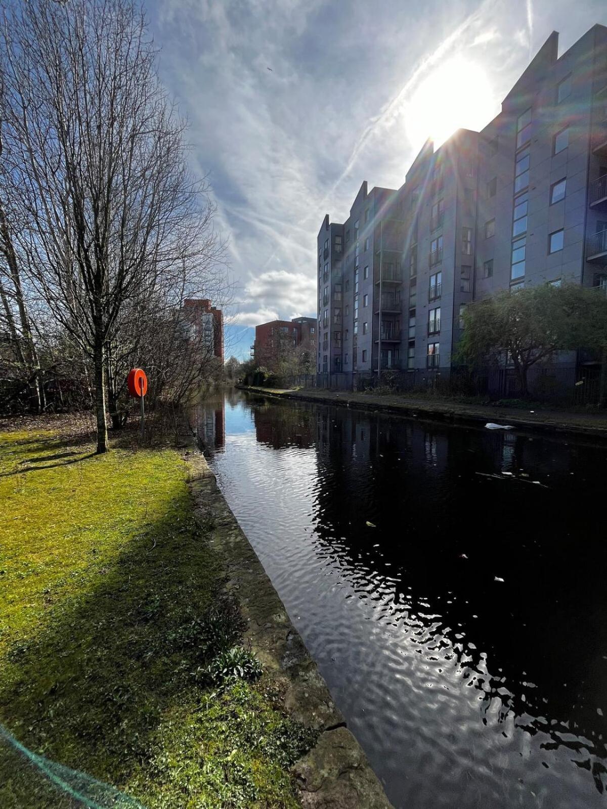 Serene 2-Bed Flat With Canal Views - Coop Live & Ethiad Manchester Luaran gambar