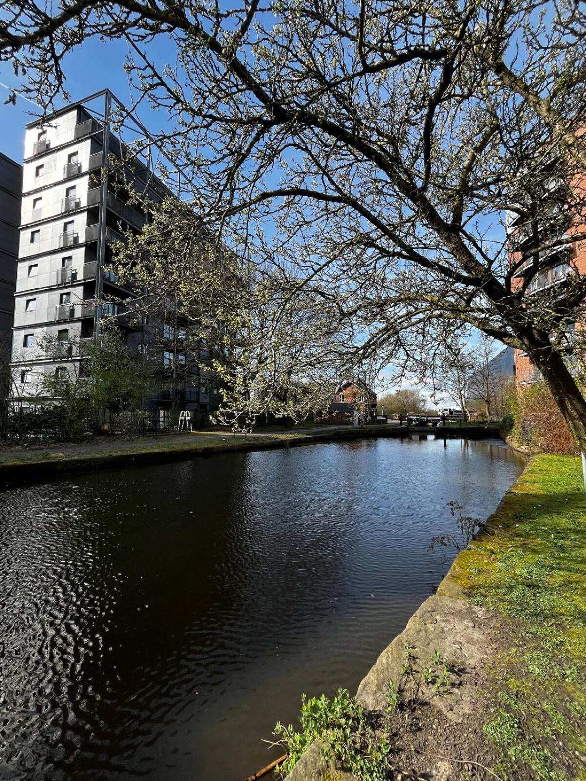 Serene 2-Bed Flat With Canal Views - Coop Live & Ethiad Manchester Luaran gambar