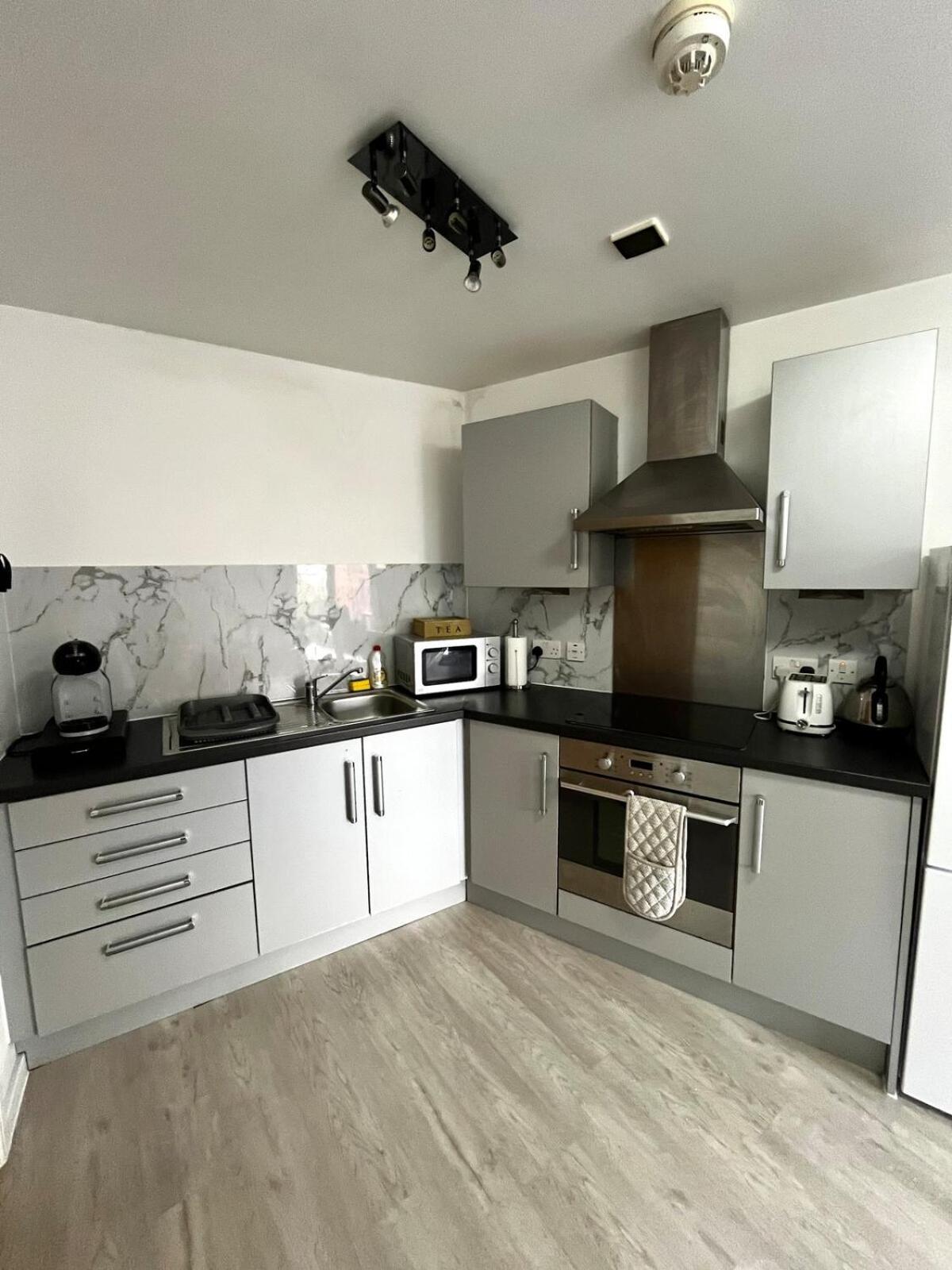 Serene 2-Bed Flat With Canal Views - Coop Live & Ethiad Manchester Luaran gambar